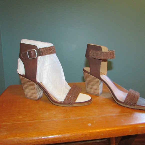 Lucky Brand Oakes Sandal - Picture 2 of 8